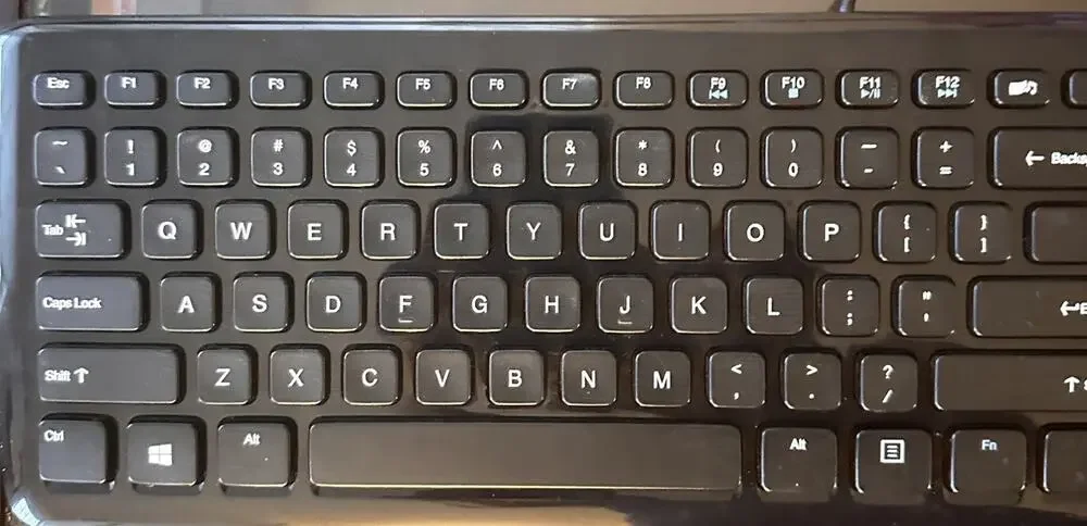 Amazon Basics USB Wired Keyboard KU-0833 Black Full Size QWERTY Plug & Play